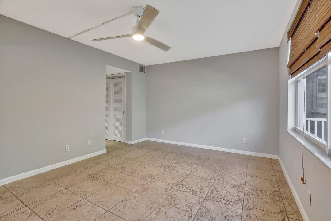 For Sale: $220,000 (2 beds, 2 baths, 960 Square Feet)