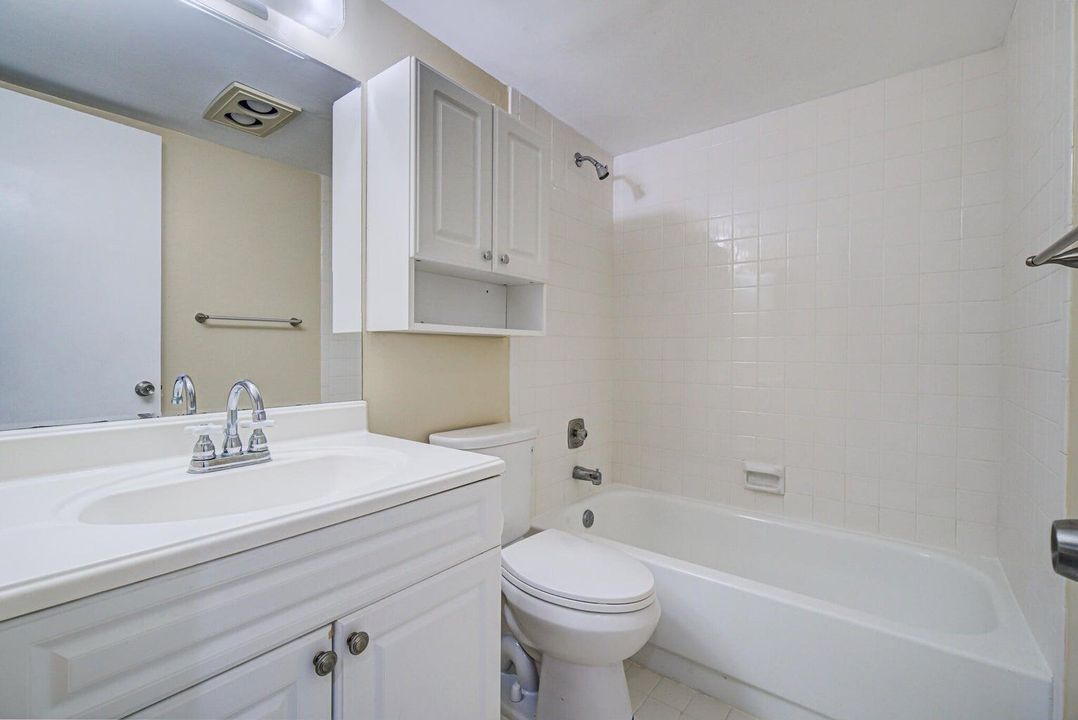 Active With Contract: $1,650 (2 beds, 2 baths, 1198 Square Feet)