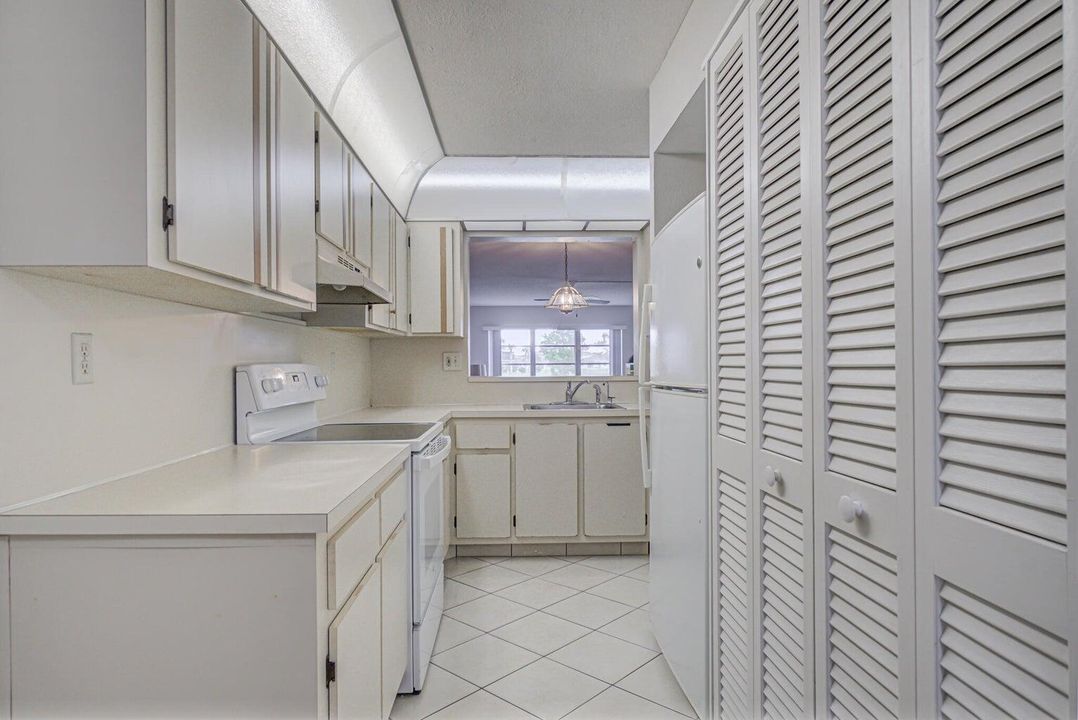 Active With Contract: $1,650 (2 beds, 2 baths, 1198 Square Feet)