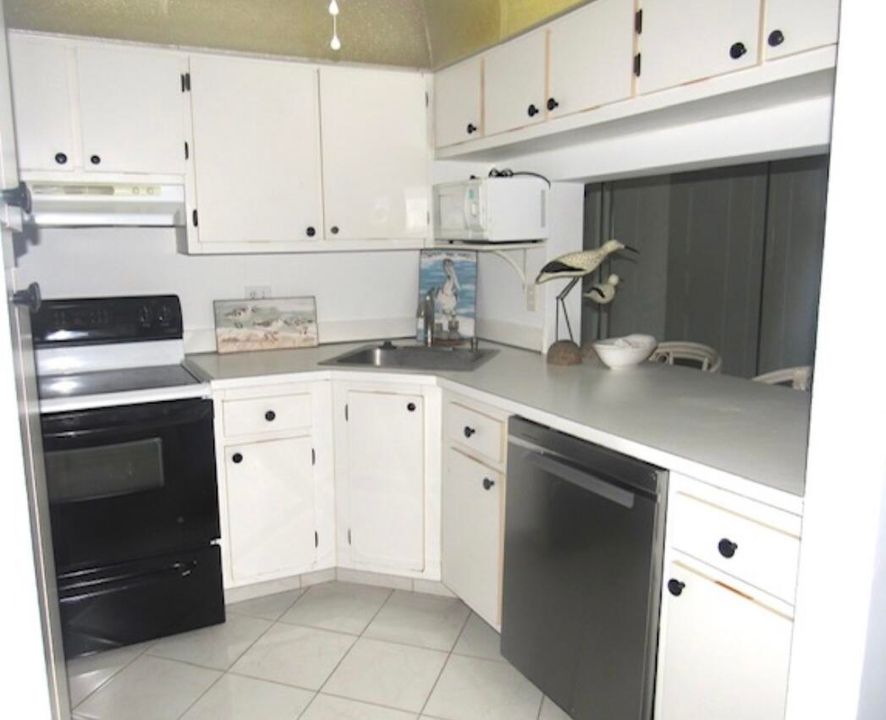 For Sale: $369,000 (2 beds, 2 baths, 1090 Square Feet)