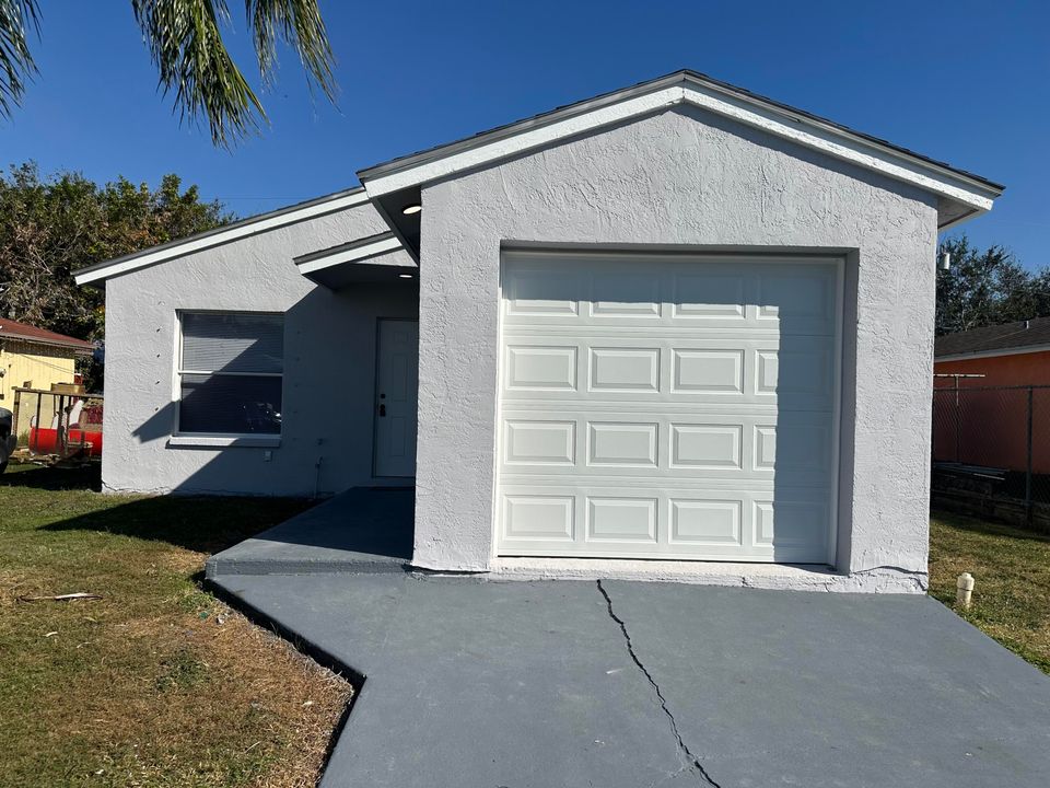 For Sale: $285,000 (3 beds, 2 baths, 1139 Square Feet)