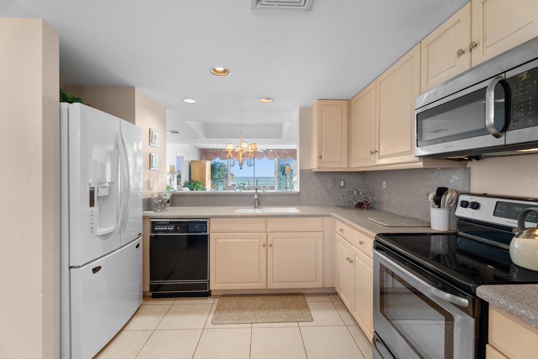 For Sale: $949,000 (2 beds, 2 baths, 1340 Square Feet)