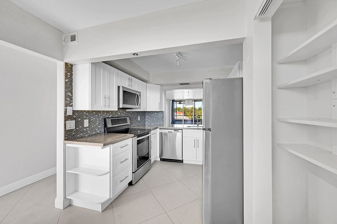 For Sale: $299,900 (2 beds, 2 baths, 1090 Square Feet)