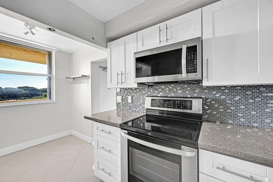 For Sale: $299,900 (2 beds, 2 baths, 1090 Square Feet)