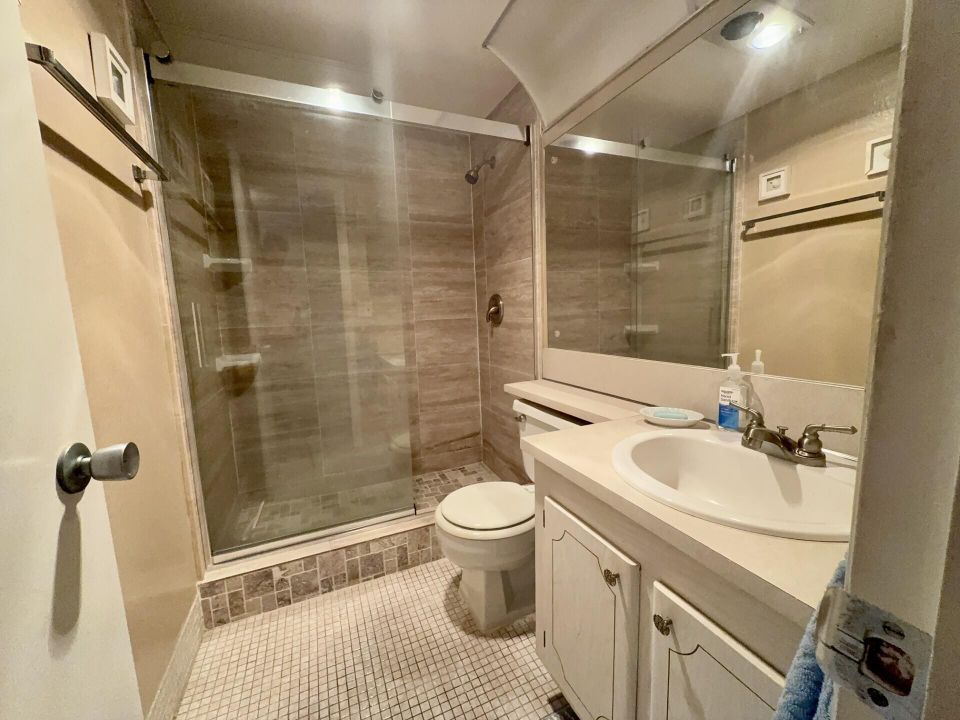 For Sale: $145,000 (2 beds, 1 baths, 819 Square Feet)