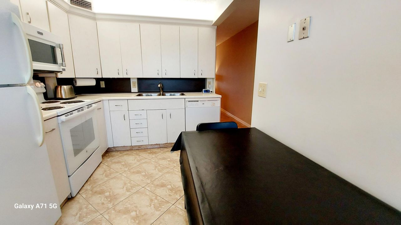 For Rent: $2,500 (2 beds, 2 baths, 1291 Square Feet)