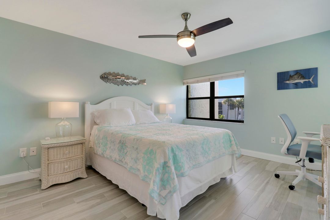 For Sale: $450,000 (2 beds, 2 baths, 998 Square Feet)