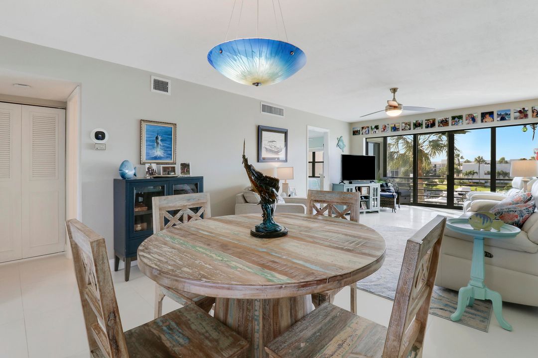 For Sale: $450,000 (2 beds, 2 baths, 998 Square Feet)