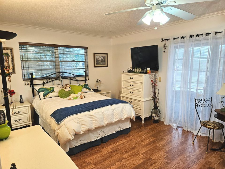 For Sale: $159,900 (1 beds, 1 baths, 684 Square Feet)