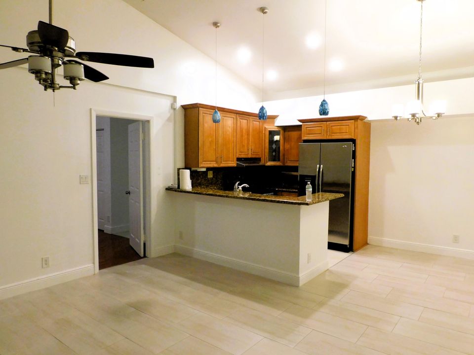 For Rent: $2,200 (2 beds, 2 baths, 975 Square Feet)