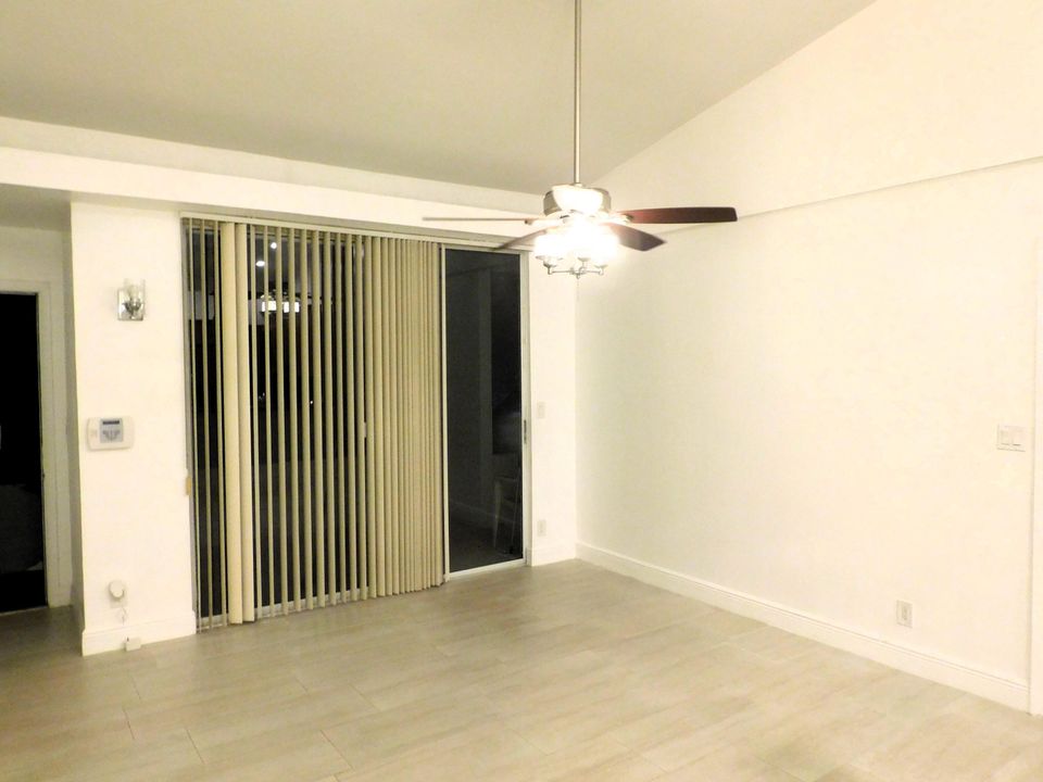 For Rent: $2,200 (2 beds, 2 baths, 975 Square Feet)