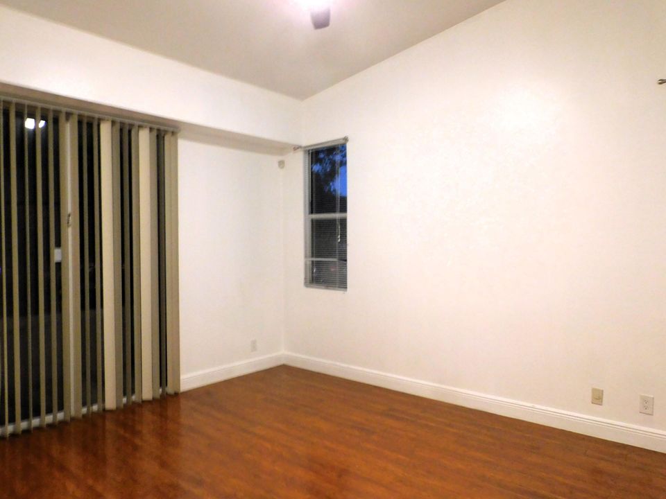 For Rent: $2,200 (2 beds, 2 baths, 975 Square Feet)