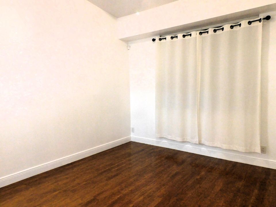 For Rent: $2,200 (2 beds, 2 baths, 975 Square Feet)