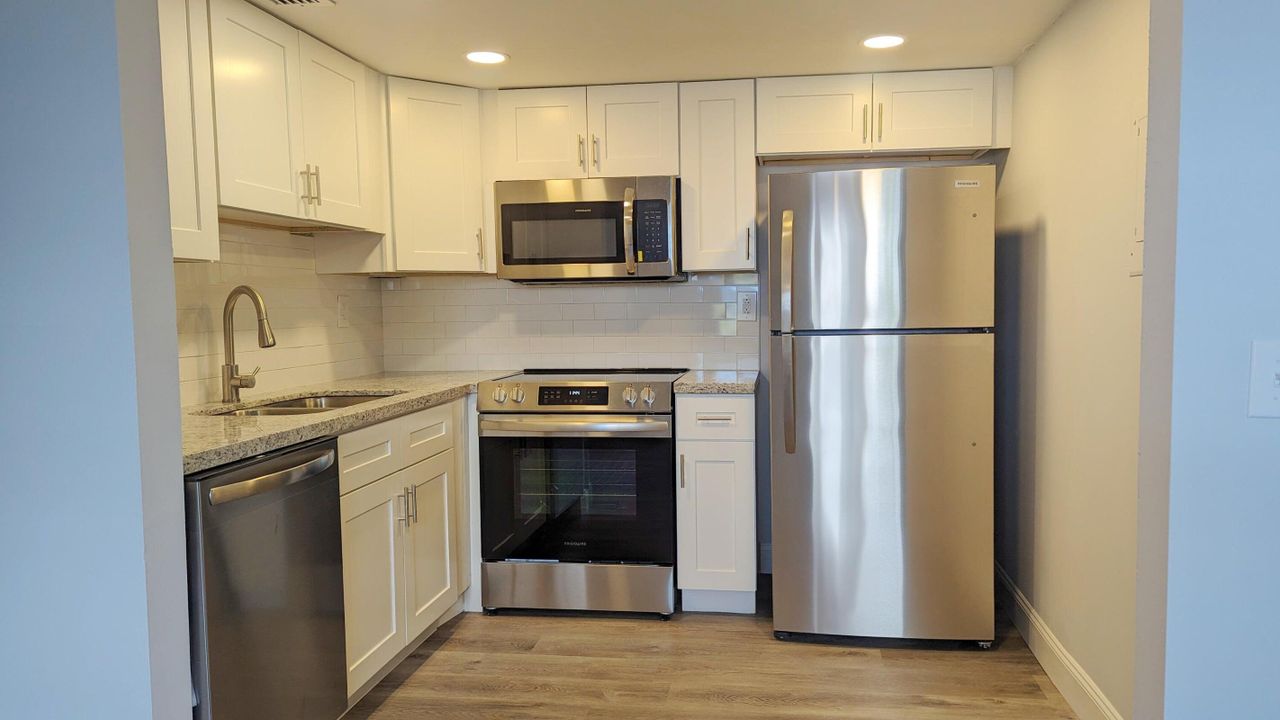 For Sale: $134,900 (1 beds, 1 baths, 760 Square Feet)