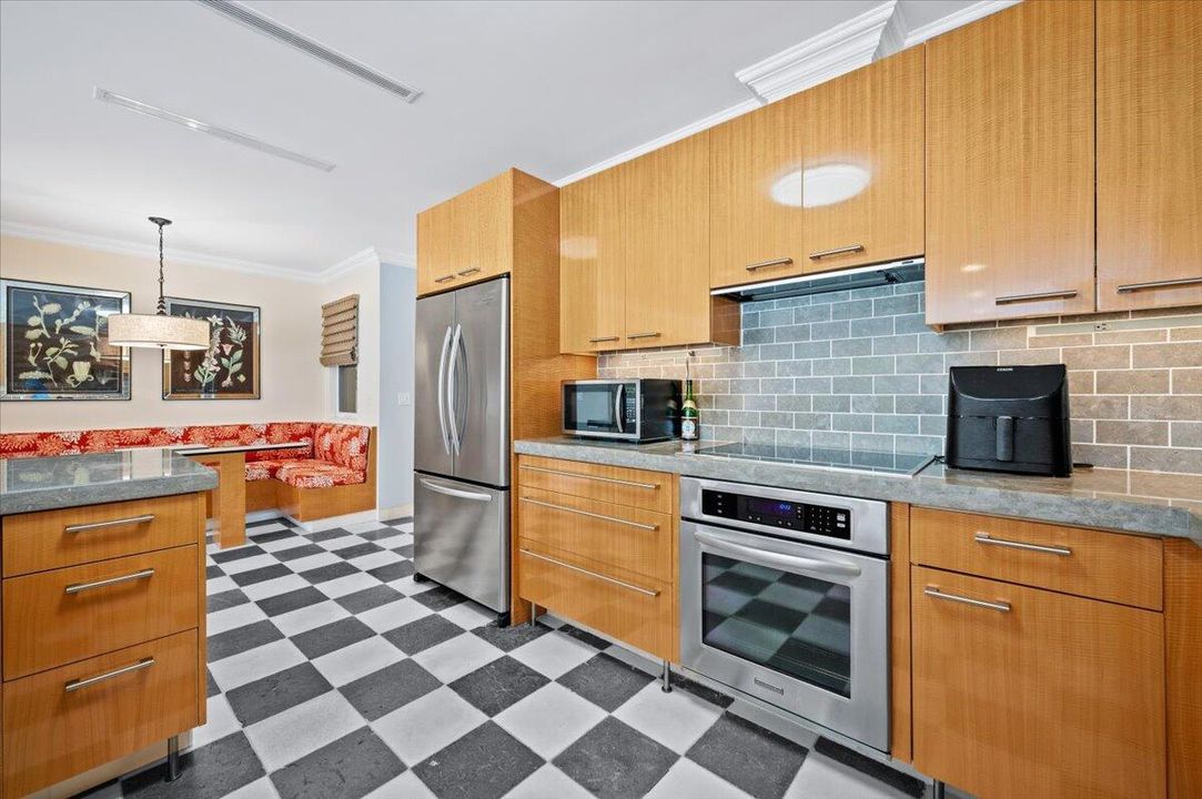 For Sale: $799,000 (2 beds, 2 baths, 1923 Square Feet)