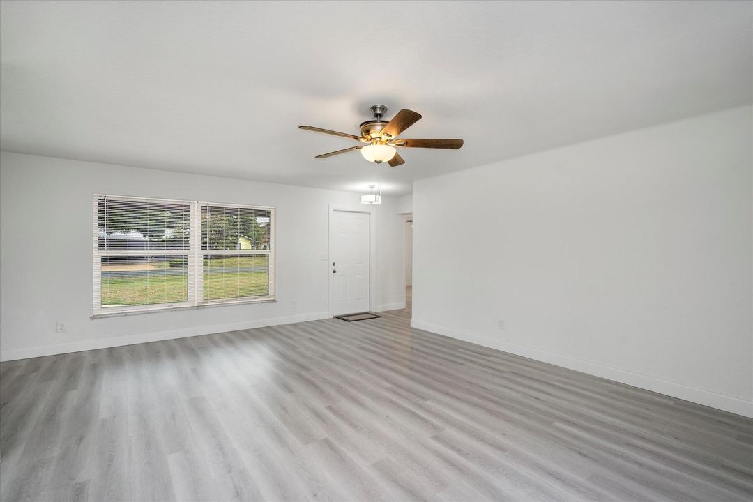 For Sale: $319,900 (2 beds, 2 baths, 1186 Square Feet)