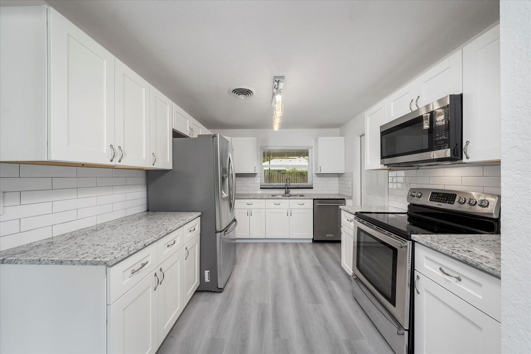 For Sale: $319,900 (2 beds, 2 baths, 1186 Square Feet)