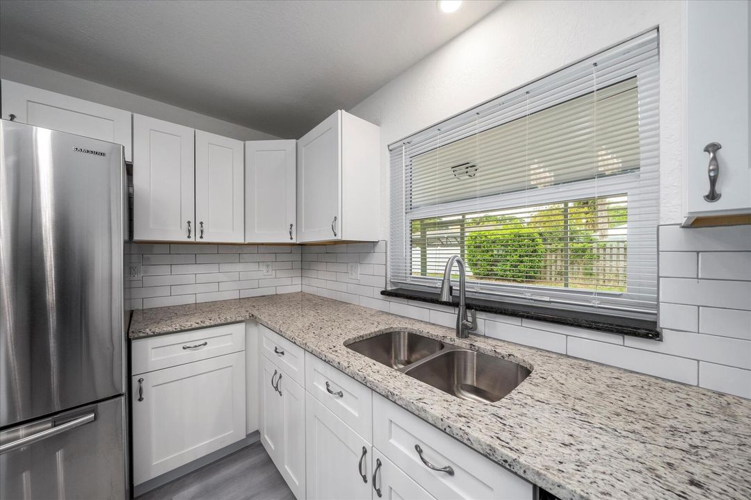 For Sale: $319,900 (2 beds, 2 baths, 1186 Square Feet)