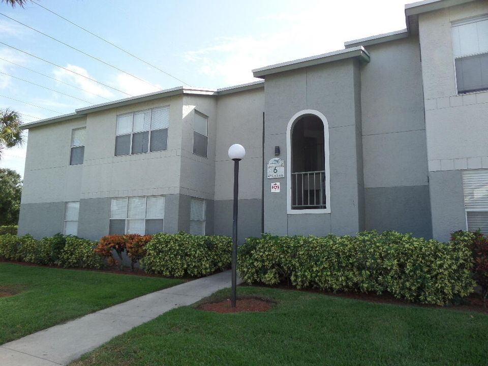 For Sale: $207,000 (2 beds, 2 baths, 1036 Square Feet)