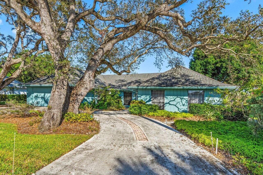 Active With Contract: $4,300,000 (3 beds, 2 baths, 2082 Square Feet)