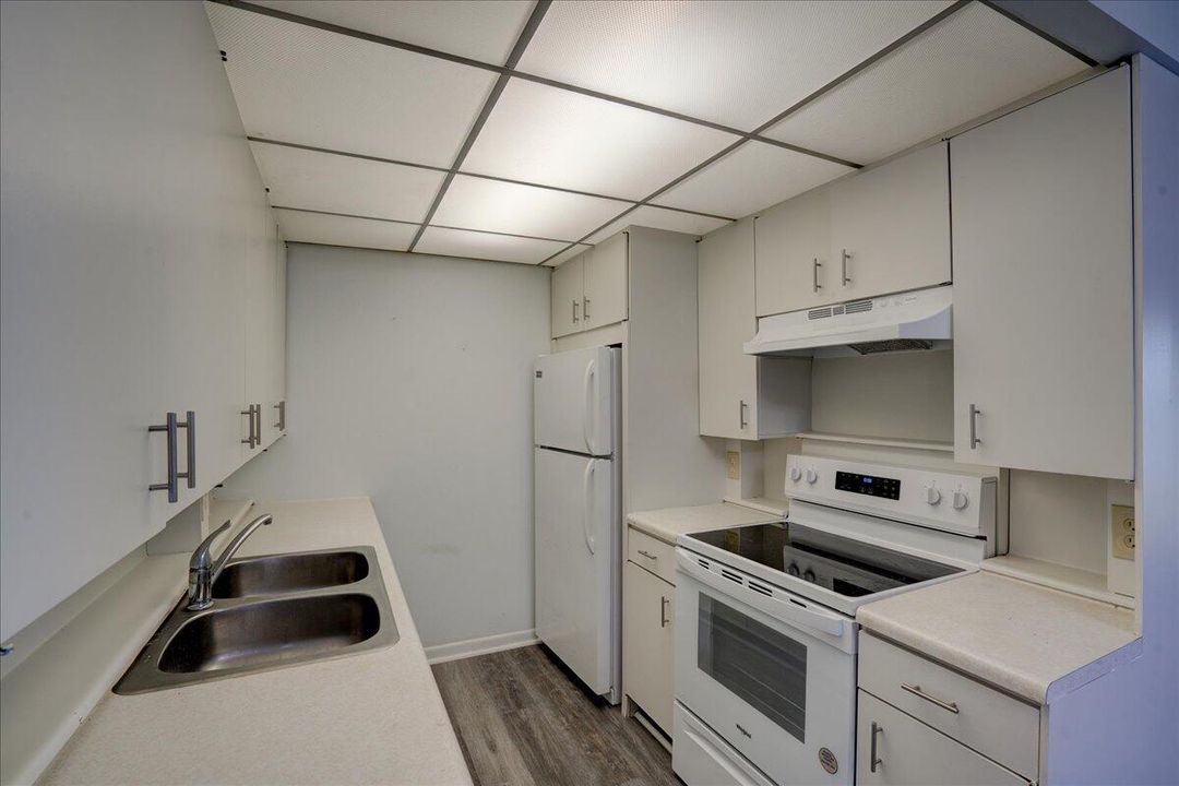 For Sale: $109,770 (1 beds, 1 baths, 738 Square Feet)