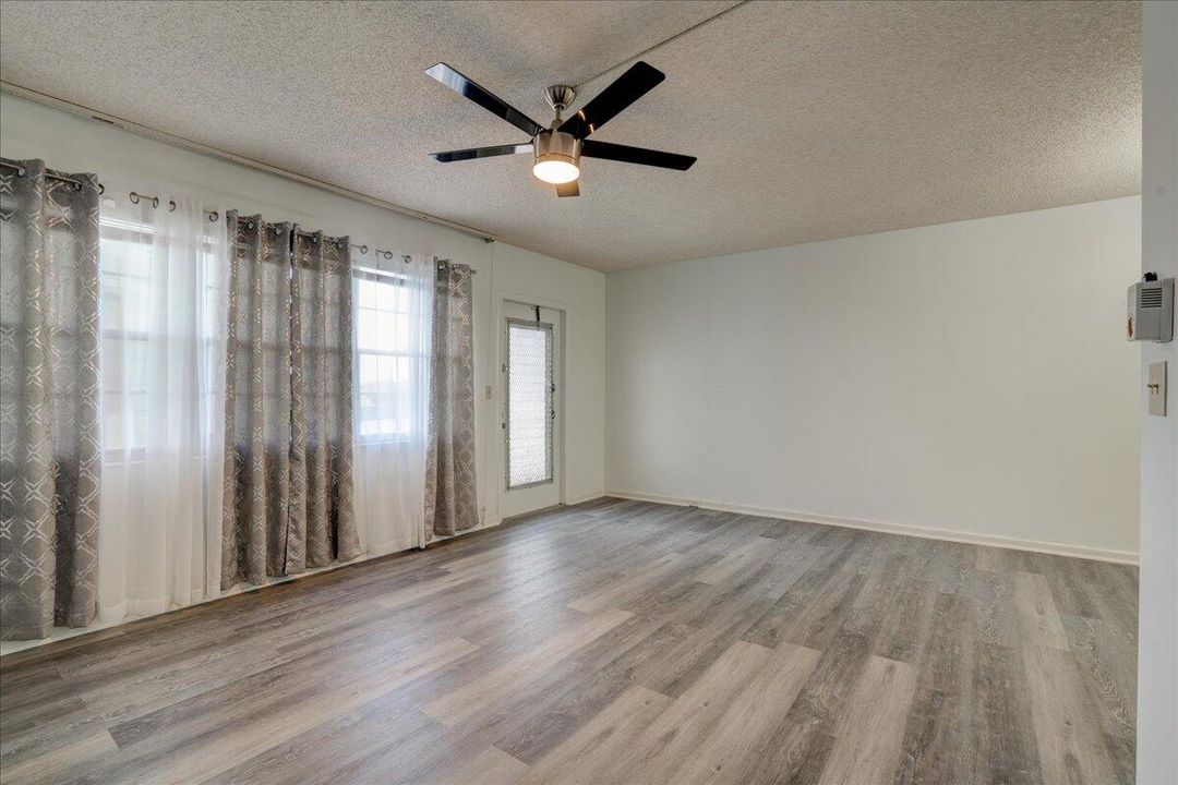 For Sale: $109,770 (1 beds, 1 baths, 738 Square Feet)