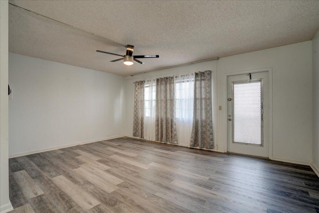 For Sale: $109,770 (1 beds, 1 baths, 738 Square Feet)