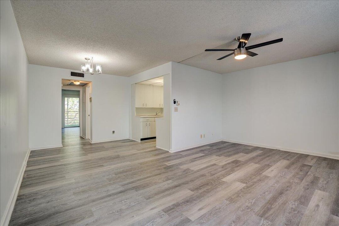 For Sale: $109,770 (1 beds, 1 baths, 738 Square Feet)