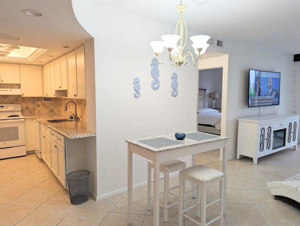 For Sale: $299,000 (1 beds, 1 baths, 723 Square Feet)