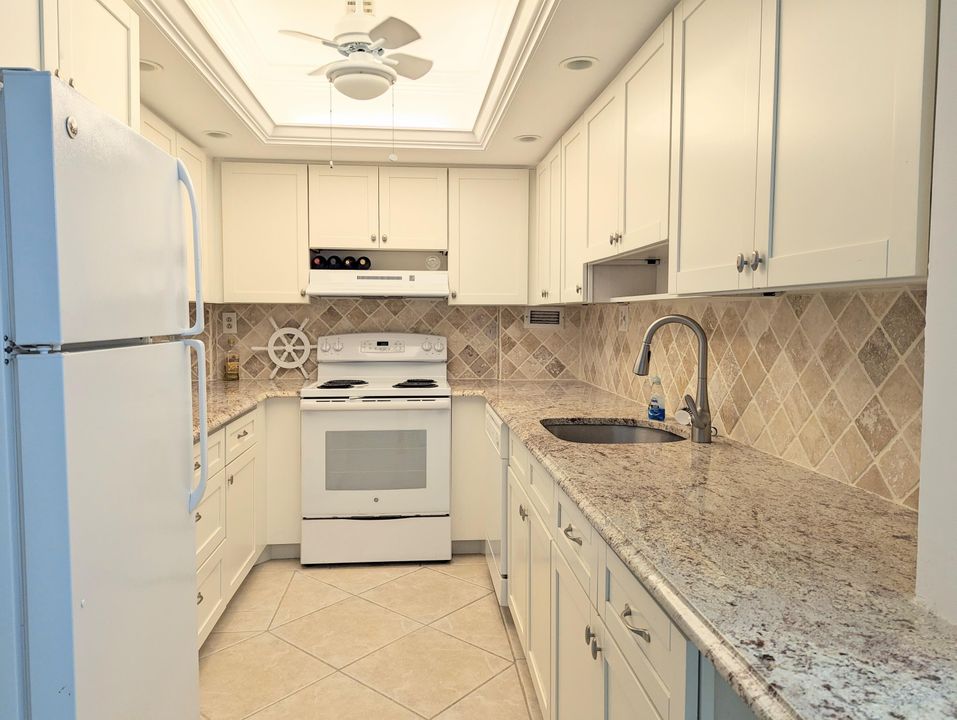 For Sale: $299,000 (1 beds, 1 baths, 723 Square Feet)