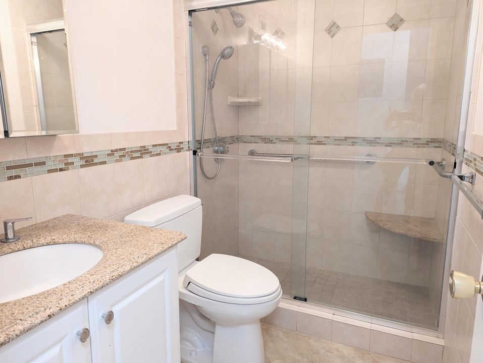 For Sale: $299,000 (1 beds, 1 baths, 723 Square Feet)