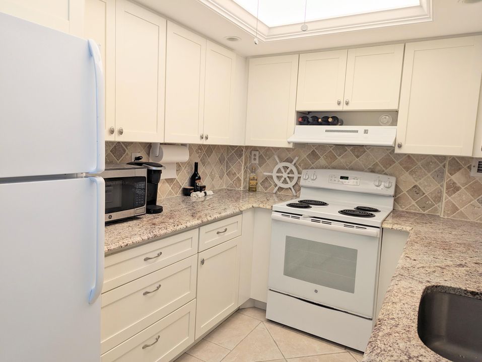 For Sale: $299,000 (1 beds, 1 baths, 723 Square Feet)