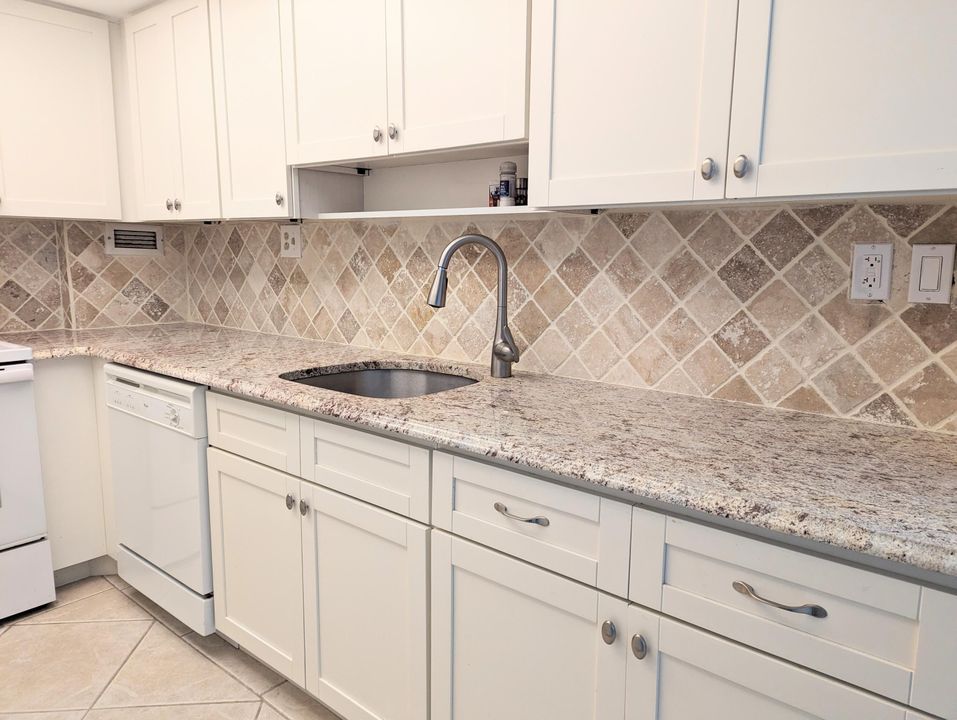 For Sale: $299,000 (1 beds, 1 baths, 723 Square Feet)