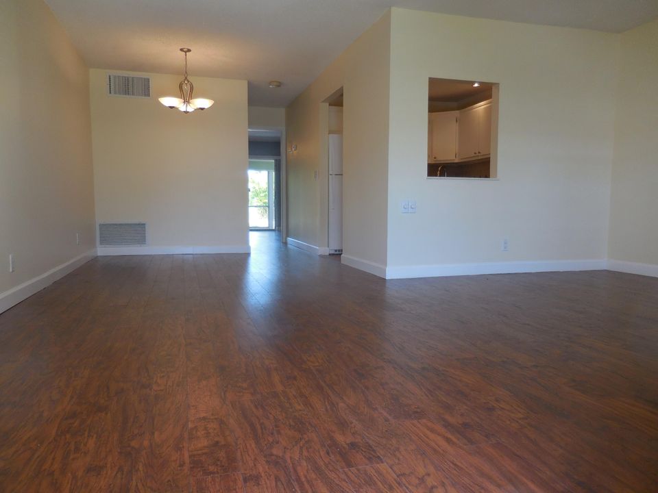 For Sale: $174,000 (1 beds, 1 baths, 821 Square Feet)