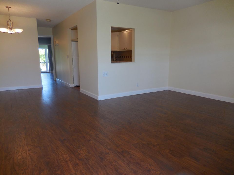 For Sale: $174,000 (1 beds, 1 baths, 821 Square Feet)