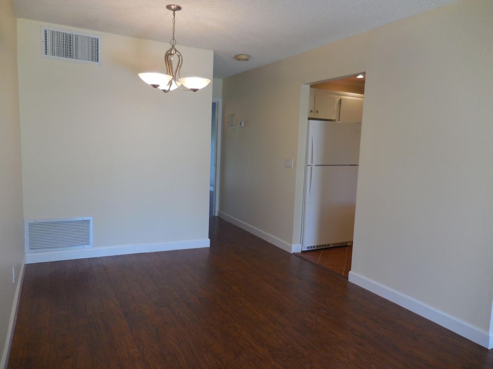 For Sale: $174,000 (1 beds, 1 baths, 821 Square Feet)