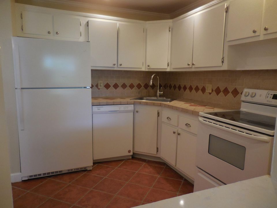 For Sale: $174,000 (1 beds, 1 baths, 821 Square Feet)