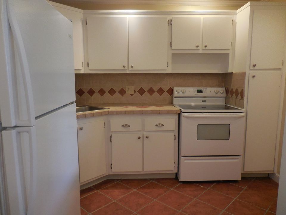 For Sale: $174,000 (1 beds, 1 baths, 821 Square Feet)