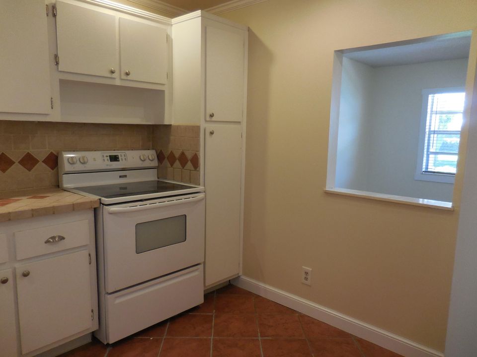 For Sale: $174,000 (1 beds, 1 baths, 821 Square Feet)