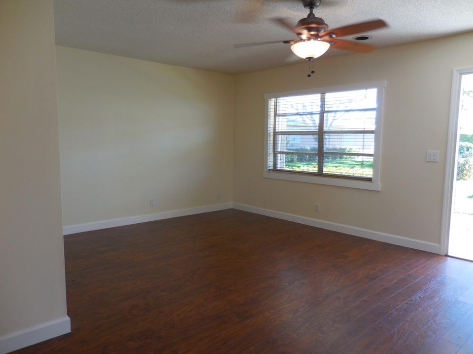 For Sale: $174,000 (1 beds, 1 baths, 821 Square Feet)