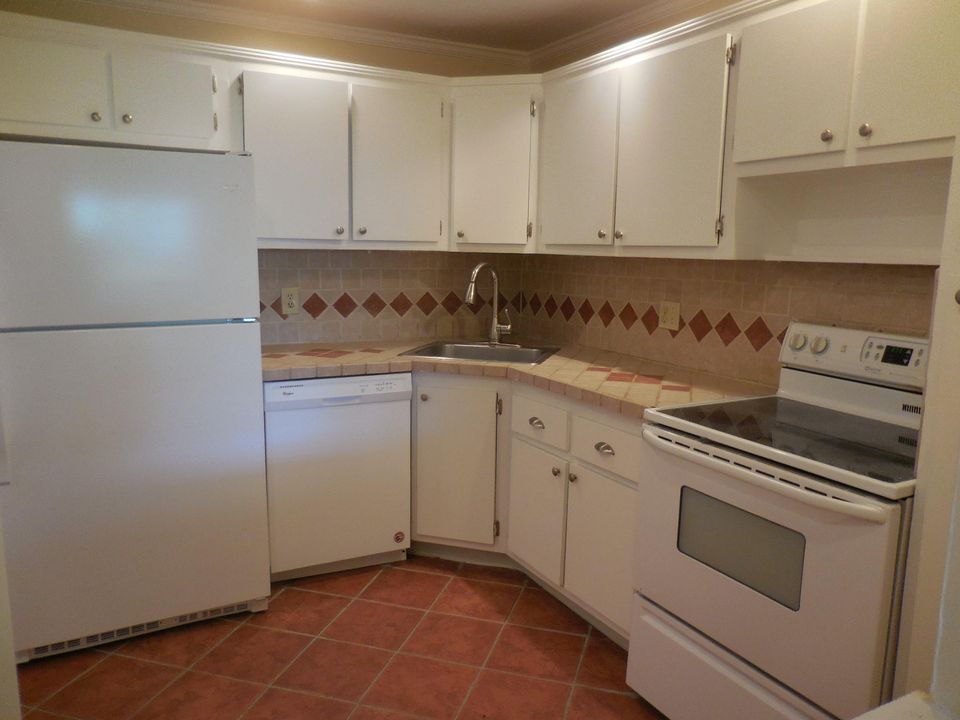 For Sale: $174,000 (1 beds, 1 baths, 821 Square Feet)