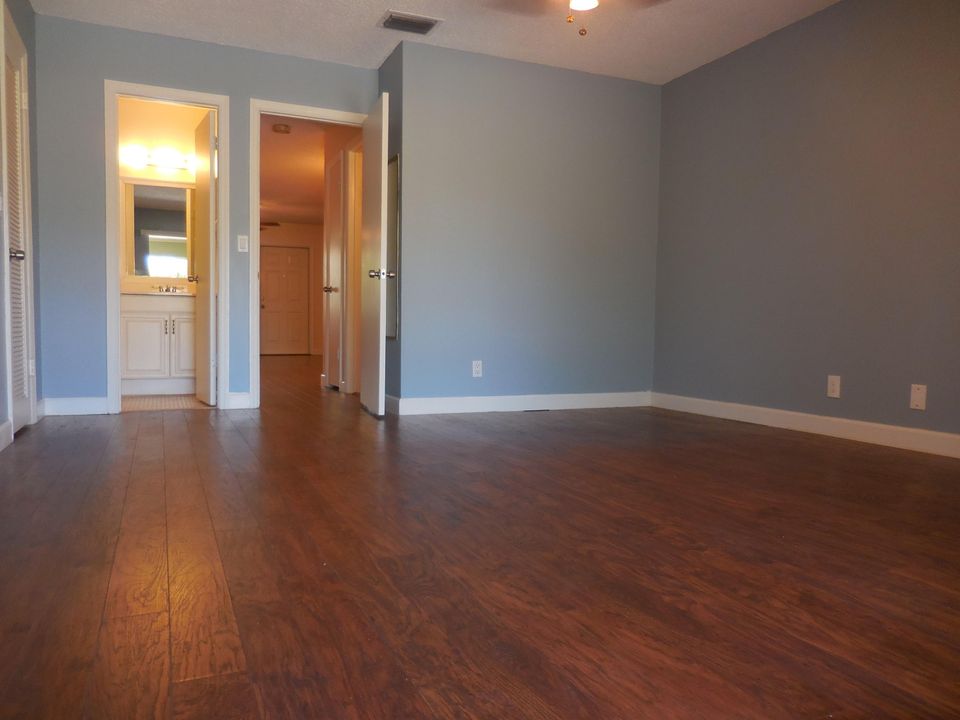 For Sale: $174,000 (1 beds, 1 baths, 821 Square Feet)