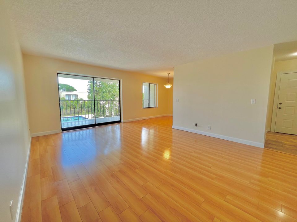 For Sale: $189,000 (1 beds, 1 baths, 864 Square Feet)