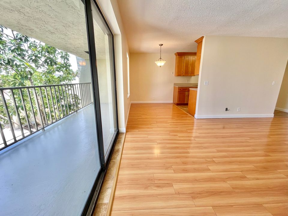 For Sale: $189,000 (1 beds, 1 baths, 864 Square Feet)