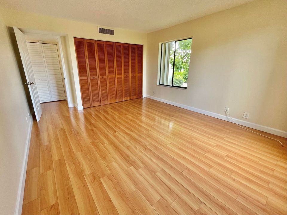 For Sale: $189,000 (1 beds, 1 baths, 864 Square Feet)