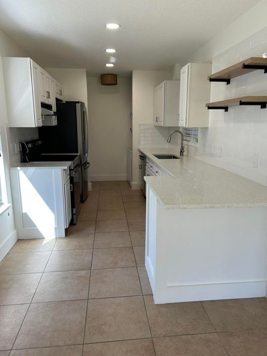 For Rent: $2,300 (2 beds, 2 baths, 889 Square Feet)