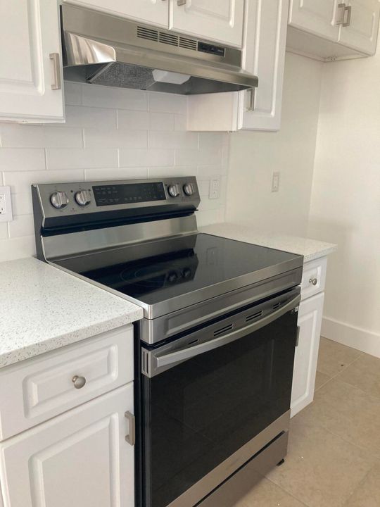 For Rent: $2,300 (2 beds, 2 baths, 889 Square Feet)