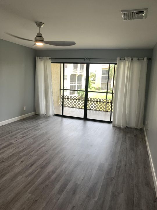 For Sale: $130,000 (1 beds, 1 baths, 702 Square Feet)