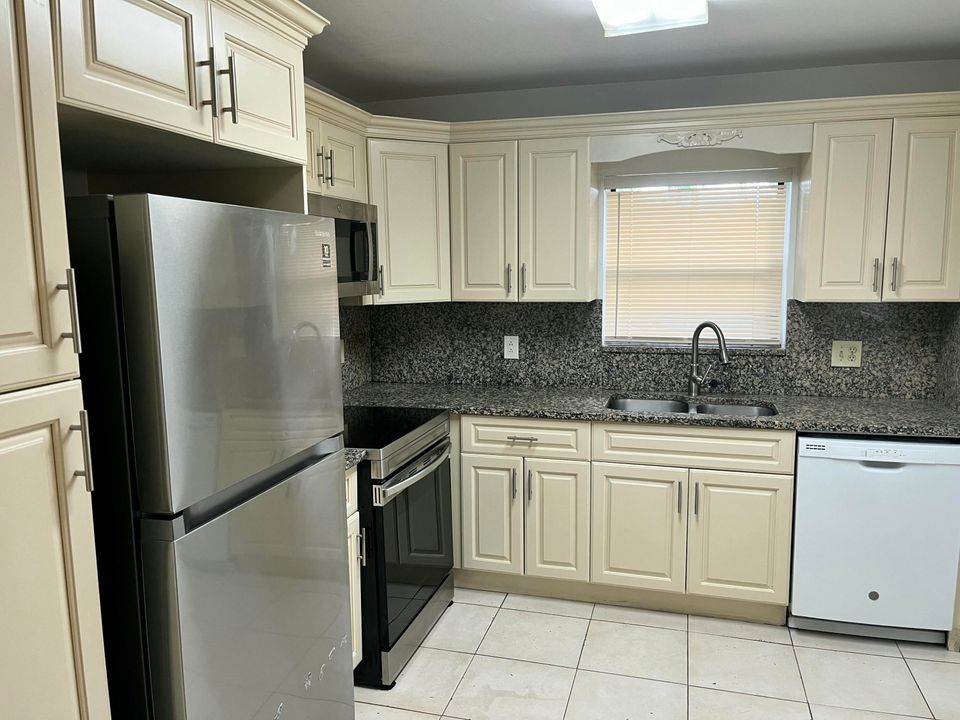 For Sale: $269,000 (2 beds, 2 baths, 1073 Square Feet)