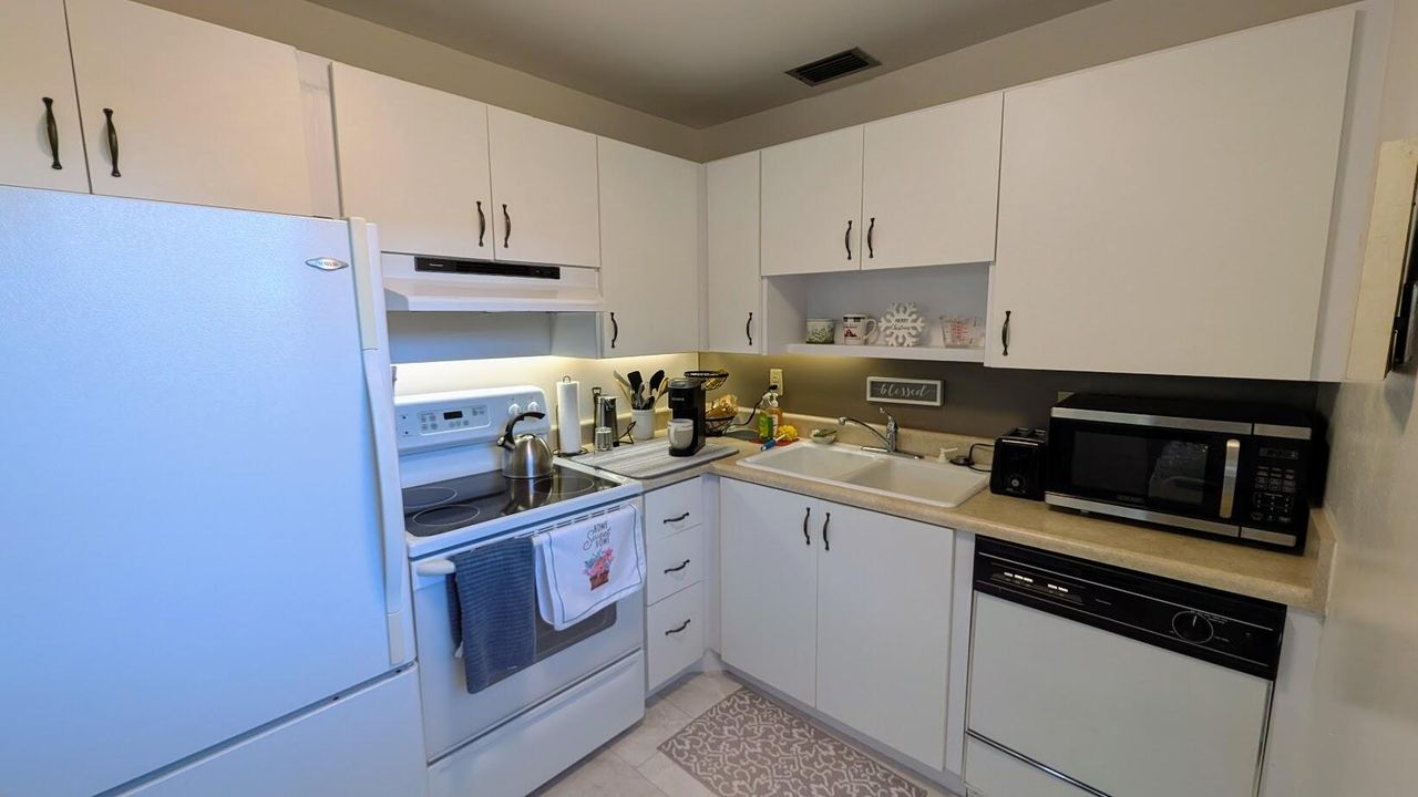 For Sale: $114,900 (1 beds, 1 baths, 814 Square Feet)